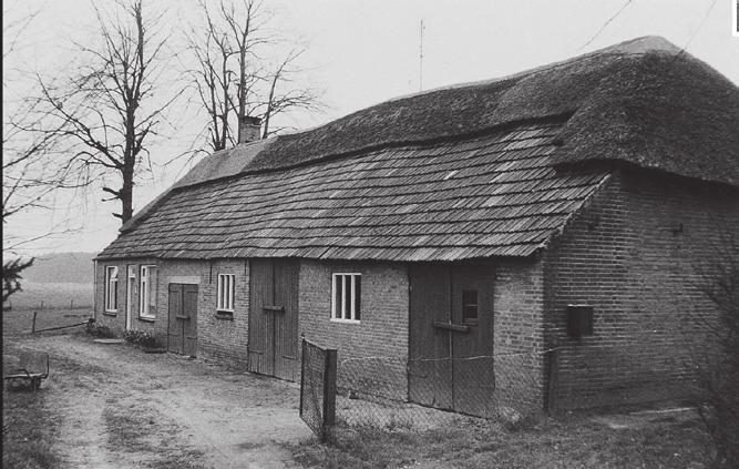 Doordat door de vele aanpassingen en verbouwingen het exterieur van de boerderij weinig historische waarde meer heeft en het interieur des te meer, wordt de nieuwe met vlas geïsoleerde schil van