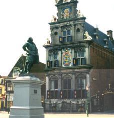 Het stratenpatroon in de voormalige VOC-stad is door de eeuwen heen voor een groot deel intact gebleven en ook veel historische gebouwen zijn bewaard gebleven.