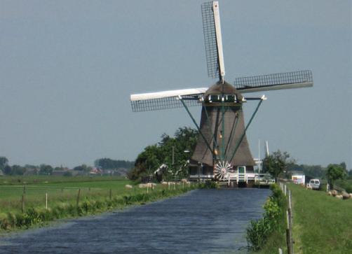 Zwammerdam is, in tegenstelling tot de lintbebouwing, een van de weinige dorpen in de gemeente dat gebouwd is rondom een plein.