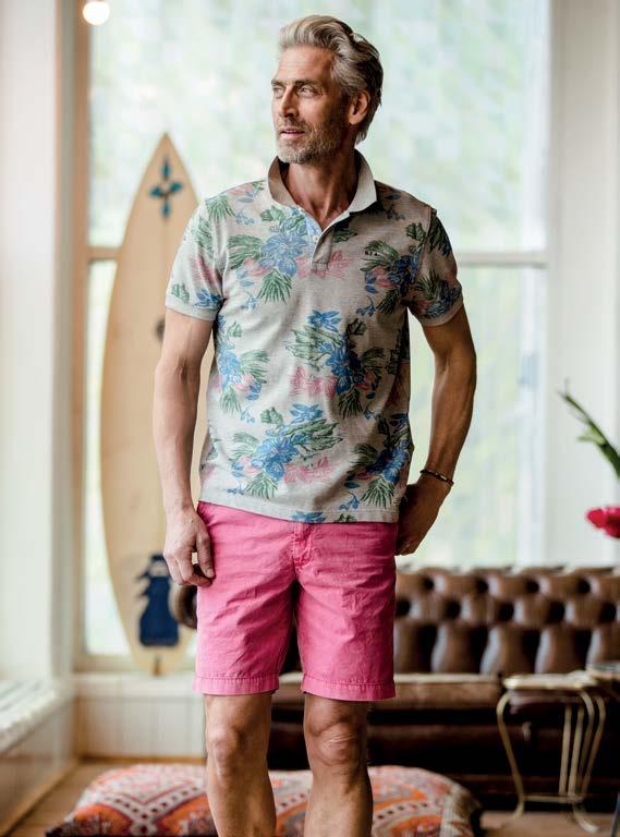 De print op de broek vraagt om lef en de juiste styling. Met een goed shirt kan hij zelfs naar een feestje gedragen worden.