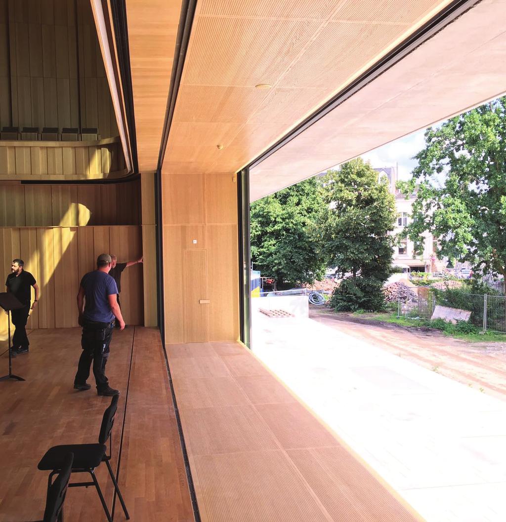 van Dongen Koschuch Architects & planners HET THEATER ÉN PARK ALS CONCERTZAAL 8 De concertzaal is via het grote venster achter het podium sterk verbonden met het Musispark.