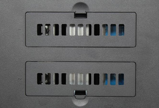 Maak alle op uw DiskStation aangesloten kabels los om mogelijke schade te voorkomen. 2 De SSD-slots bevinden zich onderin het DiskStation.