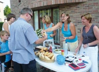 Vraag gerust medewerking van organisaties uit de buurt, zoals Dienst Ontmoeten en Verbinden, de jeugdbeweging, de dekenij, Via de stedelijke projecten Wijk Aan Zet en Feestneus kan je van je