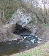 36 Ontdek de afgrond van Belvaux en de Lesse De afgrond van Belvaux en de Lesse H et is langst de indrukwekkende poort van de afgrond van Belvaux dat de Lesse in het massief van Boine, kalkrots die