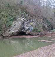 De rivier treedt dan de Grot binnen via een andere ingang, de Trou d Enfaule, en gaat zo verder langs het massief via zijn oude bedding. Men zegt dan dat de Lesse draait.