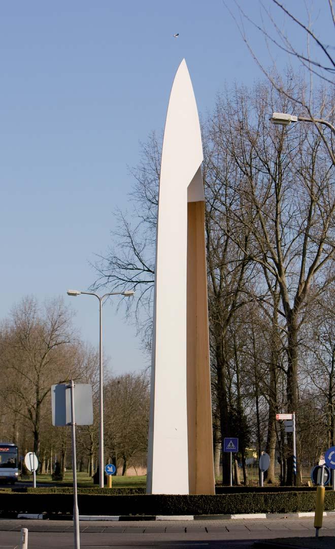 poort van Piet Segers aan de rotonde Populierenlaan/Burg. De Zeeuwstraat en het Stilleven van Marian v.d. Heuvel op de begraafplaats Vredehof.