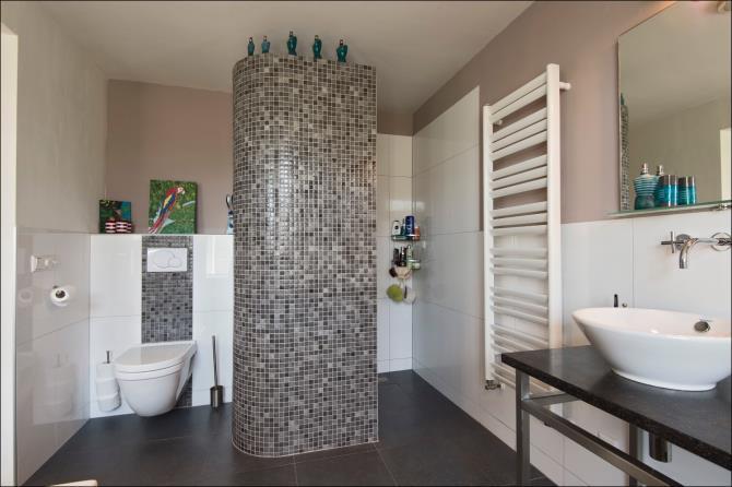 Souterrain: De badkamer (18 m²) is uitgerust met een