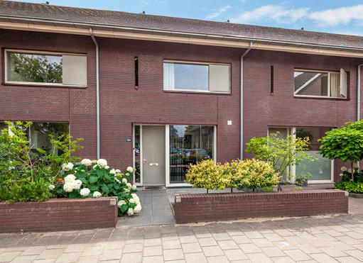 Nijmegen Brederostraat 104 Perfect gelegen, in zeer jonge en geliefde wijk, een heerlijke, ruime woning met vier slaapkamers en een zonnige tuin op het zuiden.