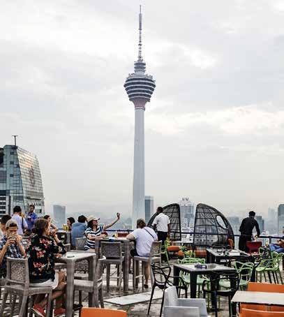 Blikvanger zijn natuurlijk de Petronas Twin Towers die de Maleisische hoofdstad in 1998 op de wereldkaart hebben gezet, destijds met 452 meter het hoogste gebouw van de wereld.