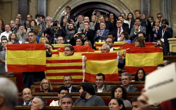 Spaanse regering grijpt in in Catalonië Autonomie regio wordt afgenomen Als reactie op het uitblijven van duidelijkheid over het al dan niet onafhankelijk verklaren van Catalonië door de Catalaanse