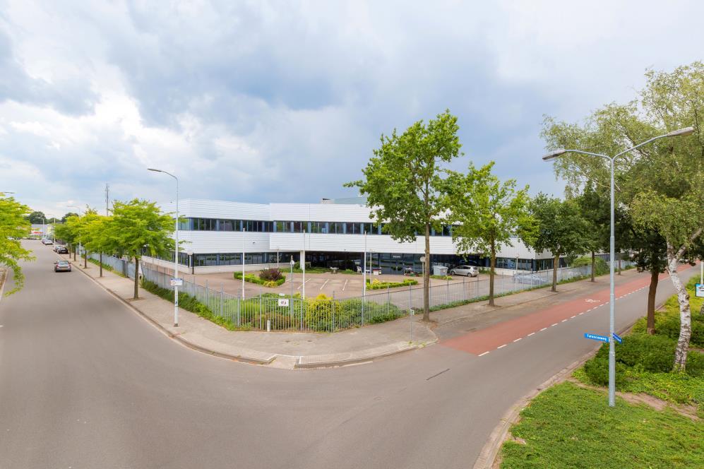 OBJECT Het complex betreft een grootschalig vrijstaand bedrijfscomplex bestaande uit een kantoorgedeelte in twee bouwlagen aan de voorzijde met aansluitend een bedrijfsgedeelte met inbouwkantoren,