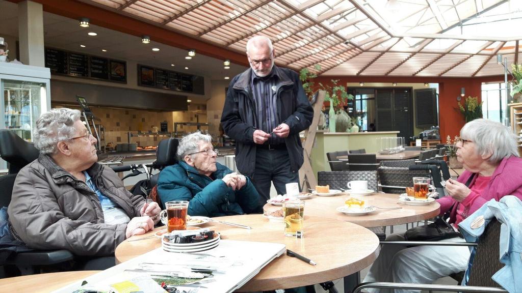 De deelnemers hebben genoten van al de voorjaarsbloemen in de winkel en van het