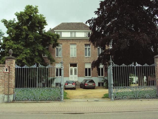 Schuin aan de overkant ligt het domein t Meersdael met het kasteel Van Geeteruyen (1914).