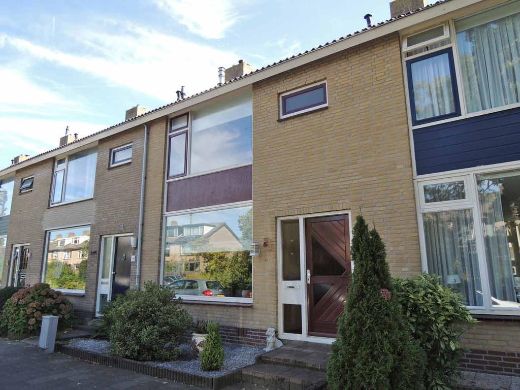 Van Haemstedestraat 14 De Lier Deze 5 kamer eengezinswoning heeft de tuin op het zuid-oosten, een lichte woonkamer met uitbouw en is rustig gelegen!