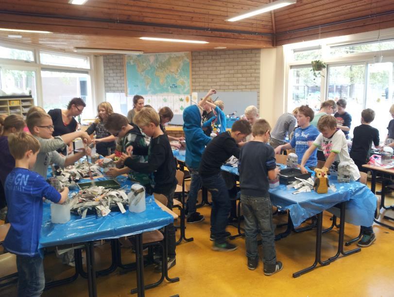 Knutselen groep 7 Vrijdag middag 8 november ging groep 7 knutselen. Alle kinderen moesten een leeg pak melk meenemen. Om het pak melk moest eerst papier maché gedaan worden en daarna verven.