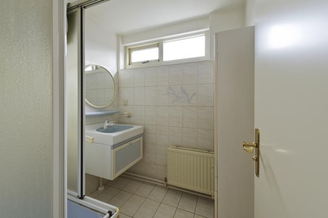 Voor slaapkamer III is een toilet, voorzien van een closet en een fonteintje.