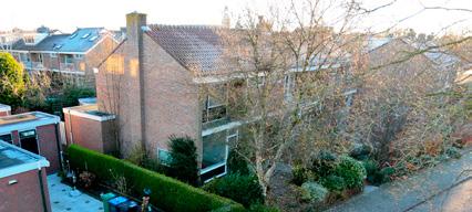 In het centrum van Bodegraven gelegen uitgebouwde hoekwoning met ruime tuin op het zuidoosten gesitueerd. Gunstige ligging ten opzichte van de uitvalswegen naar de N11.