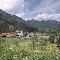 BEZIENSWAARDIGHEDEN Stanzach Stanzach is een dorp aan de Namloserbach en de Lech, omgeven door een gordel uitgestrekte weiden en prachtige kalkstenen rotspartijen.