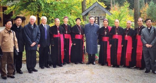 Dus, zoals Benedictus XVI in 2007 in zijn brief aan de Chinese katholieken benadrukte: Wanneer we het oorspronkelijk plan van Jezus beschouwen, blijkt duidelijk dat de aanmatiging van sommige, door