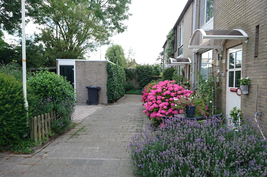 Het eigen straatje Zoals op het woonerf bedoeld was hebben bewoners van deze huizen hun eigen invulling gegeven aan de ruimte voor hun huis.