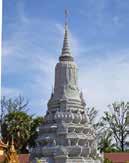& kaartje geldig voor Koninklijk Paleis en Zilverpagode. 8 ^ in Wat Preah Keo. De vergulde poort bij de noordelijke ingang van de Zilverpagode.