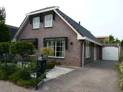 Begane grond: Entree met o.a. meterkast en hardhouten trap naar verdieping. Slaapkamer afm. 2.80 m x 4.