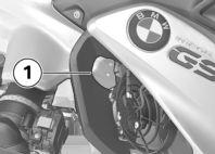 verhelpen, bij voorkeur een BMW Motorrad partner. Koelvloeistof Koelvloeistofpeil controleren De motorfiets neerzetten en erop letten dat de ondergrond vlak en stevig is.