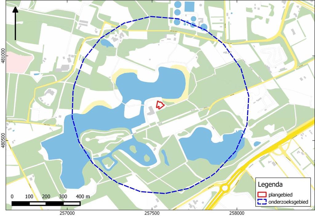 Afbeelding 1. Ligging van het plangebied (rood omlijnd) en onderzoeksgebied (blauwestreepjeslijn).