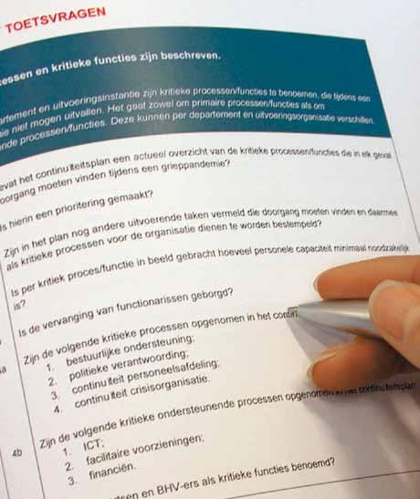 Inspectiebericht Inspectie Openbare Orde en Veiligheid Jaargang 6, nummer 1 (maart 2010) 9 Toets uw eigen continuïteitsplan Toelichting Deze vragenlijst is een gecomprimeerde en op onderdelen