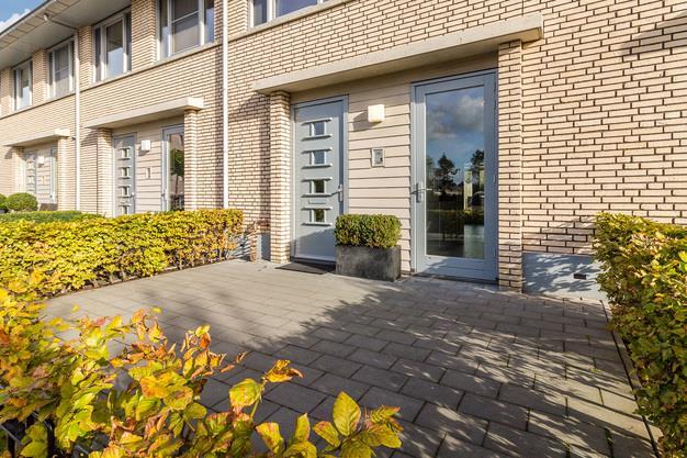 Moderne, energiezuinige eengezinswoning met zonnige, onderhoudsvriendelijke tuinen, gelegen in de kindvriendelijke wijk Westwijk.