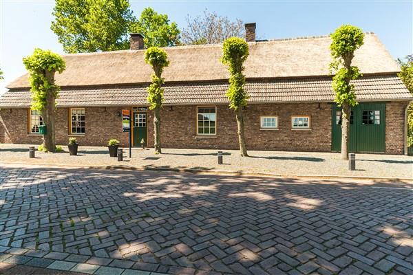 Bijzonderheden: Inhoud: ca. 855 m³. Woonoppervlakte: ca. 180 m² Het geheel is aangesloten op gas, water, elektra en riolering. De boerderij is in spouw gebouwd.