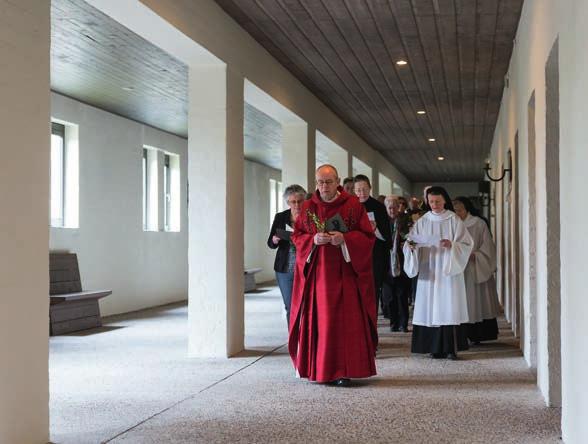 Op Palmzondag trokken de priester, zusters en hun gasten na