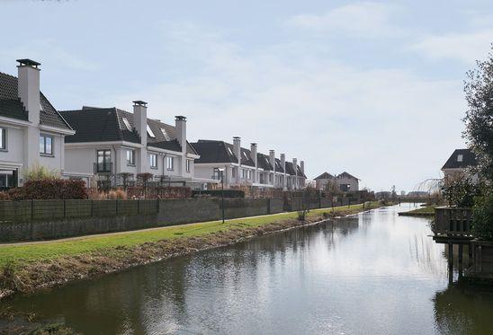 Wonen in de De Polders is wonen met water en groen om je heen. Een heerlijke wandeling in het nieuwe park Schoneveld of langs het Amsterdam- Rijnkanaal zal het woongenot hier zeker vergroten.