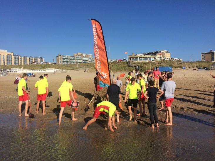 2.7.3 Verengingsactiviteiten Het jaar werd geopend met de Nieuwjaarsduik bij post Noord. Door velen werd het koude water getrotseerd.