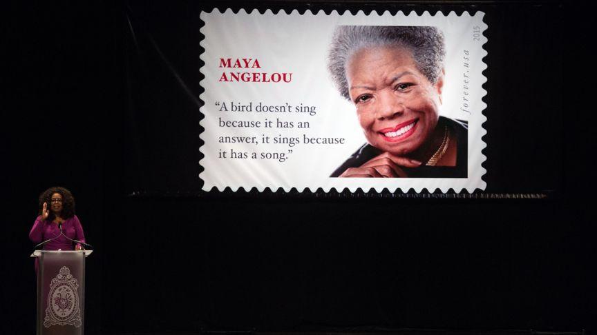 Blunder met citaat op Amerikaanse postzegel De presentatie van de zegel, met Oprah Winfrey AFP Het Amerikaanse postbedrijf USPS heeft een blunder begaan met een zegel ter ere van dichter Maya Angelou.