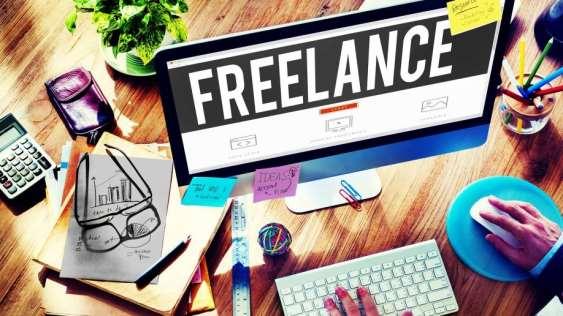 Een freelancer is een persoon die zich verbindt om een tijdelijke prestatie te leveren voor een opdrachtgever.