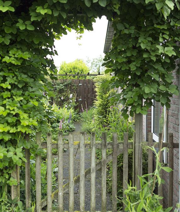 Kenmerken Woonoppervlakte: Inhoud: Perceeloppervlakte: Bouwjaar: Vraagprijs: 120 m² 510 m³ 470 m² 1990 375.000,- k.k. Bijzonderheden De gehele woning is voorzien van onderhoudsarme kunststof kozijnen met draaikiep ramen en diverse rolluiken.