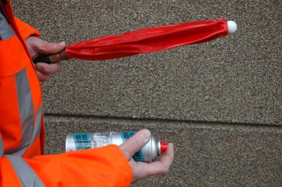 De blaas met slechts 1 sleutel vastdraaien of ander gereedschap zoals bijvoorbeeld een