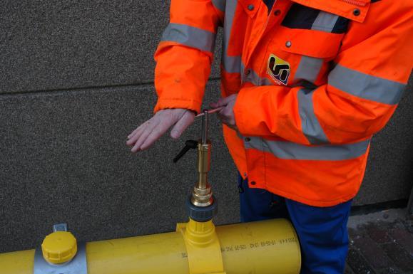 Het is belangrijk dat u dit rustig doet en de boor of frees niet met een