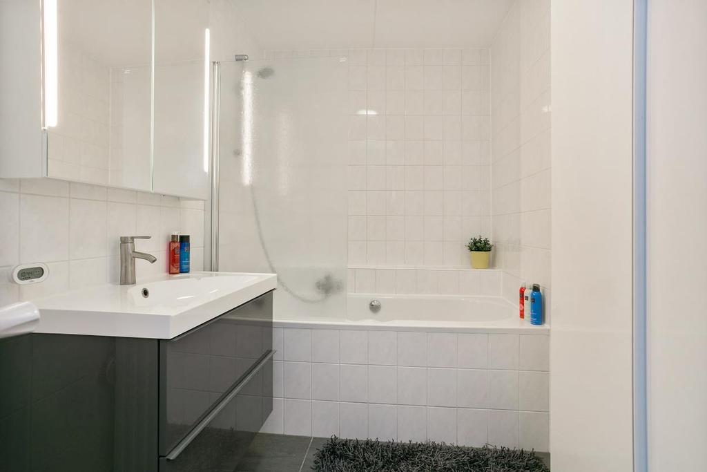 De volledig betegelde moderne badkamer is voorzien van een ligbad met wastafel. De berging is voorzien van een wasmachineaansluiting, CV-installatie en WTWinstallatie.