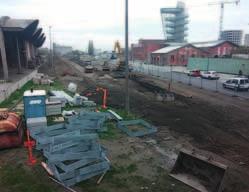 Om deze zone aan te leggen wordt het voetgangers- en fietsverkeer tijdelijk georganiseerd op het reeds aangelegde brede voetpad langsheen de gevelzijde.