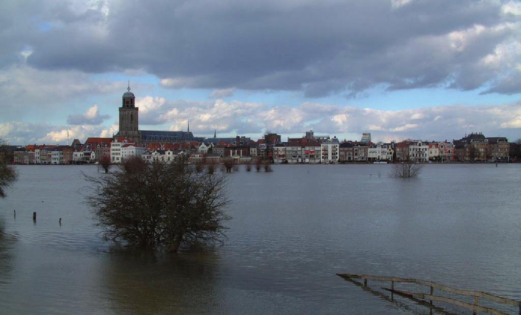 ...................... Foto 5-1 Hoogwater op de IJssel bij Deventer. Nut: In het stroomgebied van de Rijn en Maas zijn nu grote verruimende maatregelen in uitvoering.