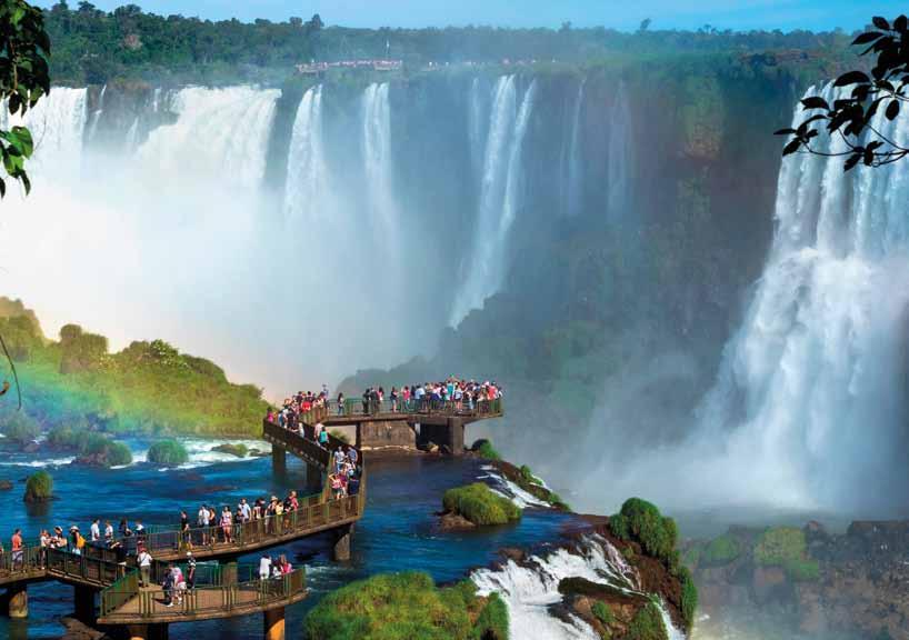 44 Brazilië Tourists at Iguazu Falls, one of the world s great natural wonders. Brasil Basico 12 nachten Dag 1 > Onthaal aan de luchthaven van Rio de Janeiro en transfer naar het hotel.