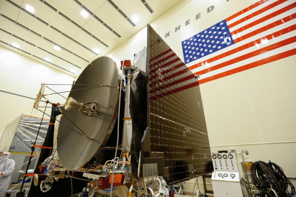 BOUW OSIRIS-REX SONDE IS VOLTOOID; TESTFASE IS BEGONNEN Frank Hulsbosch Ingenieurs en technici van het ruimtevaartbedrijf Lockheed Martin hebben de bouw voltooid van de OSIRIS-Rex sonde van de NASA,