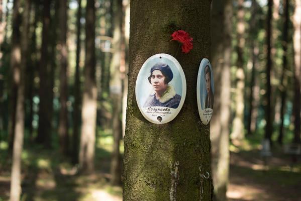 Nostalgische verhalen over hoe het land onder het communistisch ideaal floreerde, staan lijnrecht tegenover pijnlijke herinneringen aan honger, geweld en verraad.