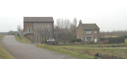 Eigenaren en bewoners van bebouwde percelen staande en gelegen in de 1500 Gemetenpolder. Volgnummer 35 Naast het nieuwe gemaal is ca. 1960 een huis gebouwd t.b.v. de machinist van het gemaal.