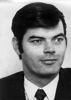drs. M.J. van Rooijen, Kabinet-Den Uyl 1973-1977, van 20 december 1973 tot 14 oktober 1977 Martinus Johannes van Rooijen is op 31 juli 1942 geboren in Drunen (N.B.). Na het h.b.s. studeert hij aan de Rijksbelastingacademie in Rotterdam.