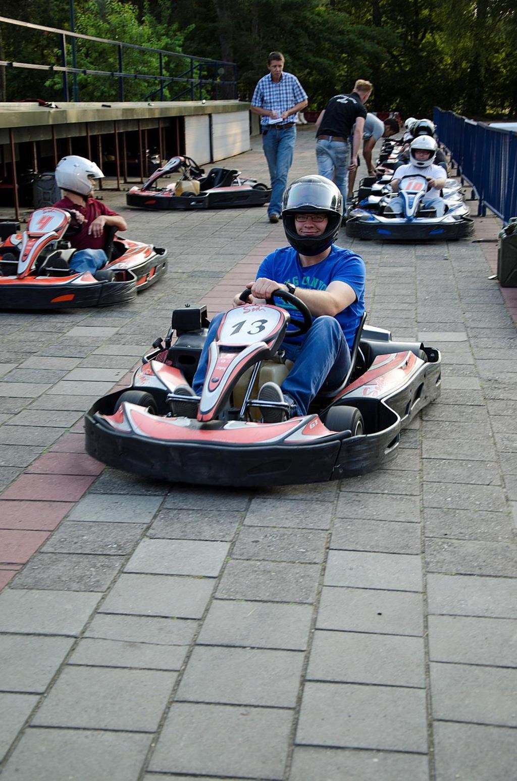 Weer mochten de deelnemers in n kart stappen en de 1 e inrijperiode rijden, dit keer werden de nummers van de kart opgeschreven want er werd nu n wedstrijd gehouden wie er het snelst over de finish