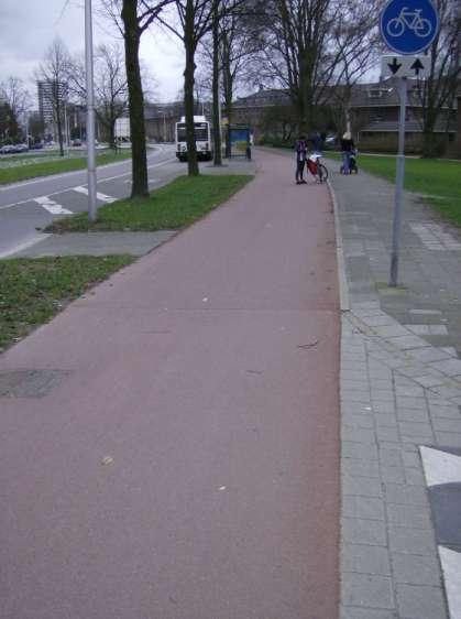 Joseph Haydnlaan / Hendrika van Tussenbroekplantsoen: hier begint een tweerichtingenfietspad, maar er is geen middenmarkering. (Geldt ook voor het fietspad aan de overkant!