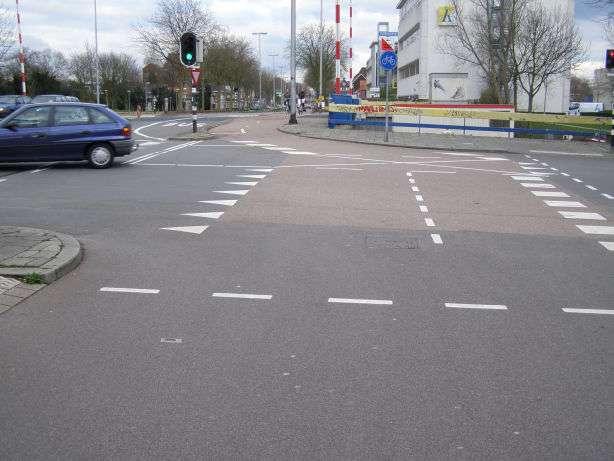 Socrateslaan / Jutfaseweg (zuid) Rare belijning op kruispunt, maar